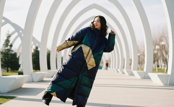 Тренды зимних образов 2026 – свитер под платьем, ремень на пуховик: оставайтесь модными в морозы