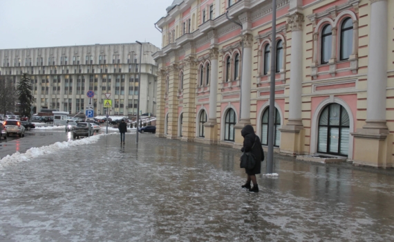 Боялась выходить в каблуках — пока не узнала про эти лайфхаки: теперь уверенно иду даже по льду