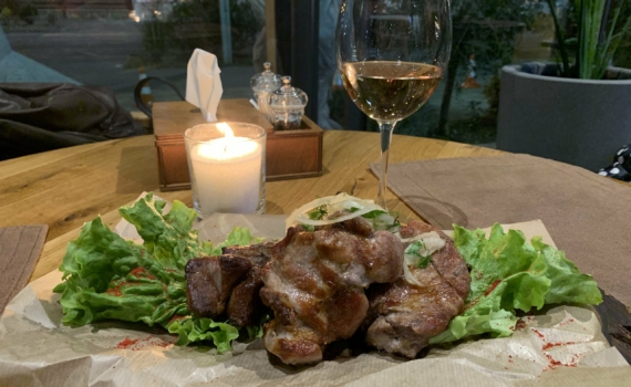 Праздничный рулет: быстрый и простой способ с нежной начинкой и беконом — когда гости на пороге Праздничный рулет: быстрый и простой способ с нежной начинкой и беконом — когда гости на пороге