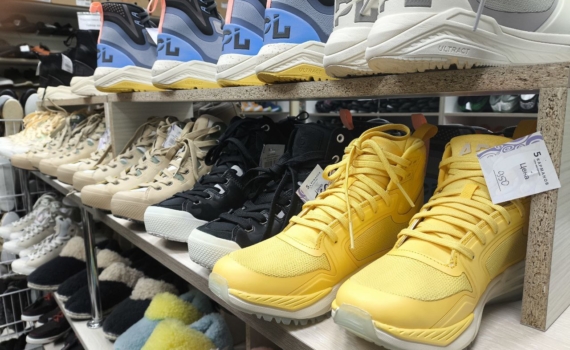 Жёлтые кроссовки, замша и босоножки из 90-х: полный гид по модной обуви весна-лето 2026 Жёлтые кроссовки, замша и босоножки из 90-х: полный гид по модной обуви весна-лето 2026